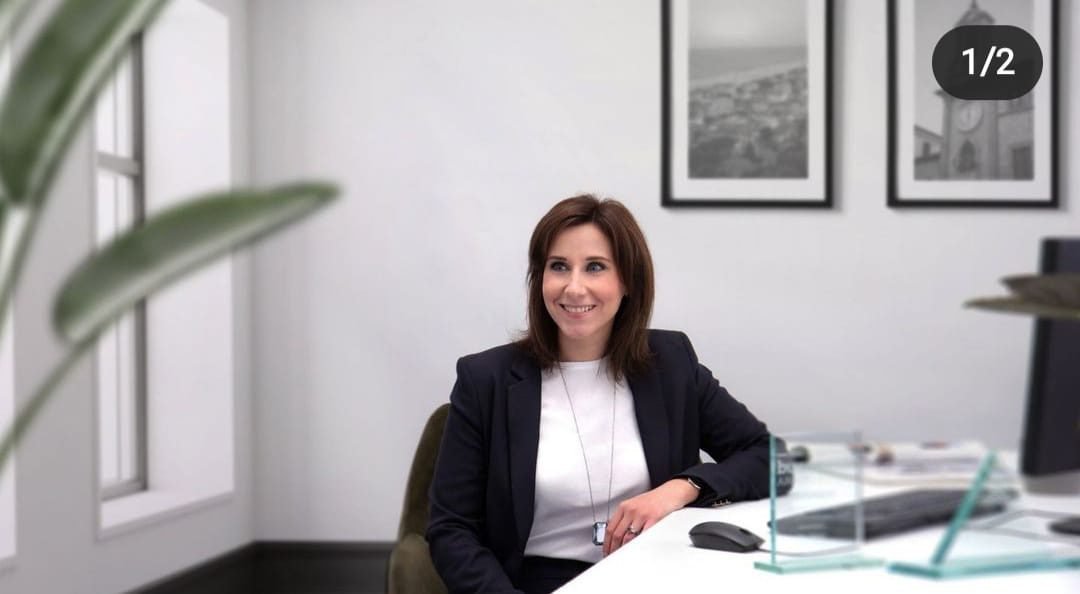 Julia Munder smiling at her desk